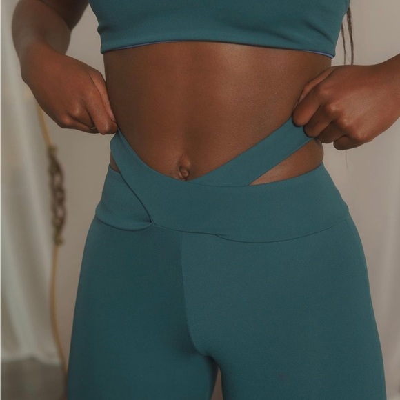 Monhnny V Waist Leggings - Picture 2 of 3